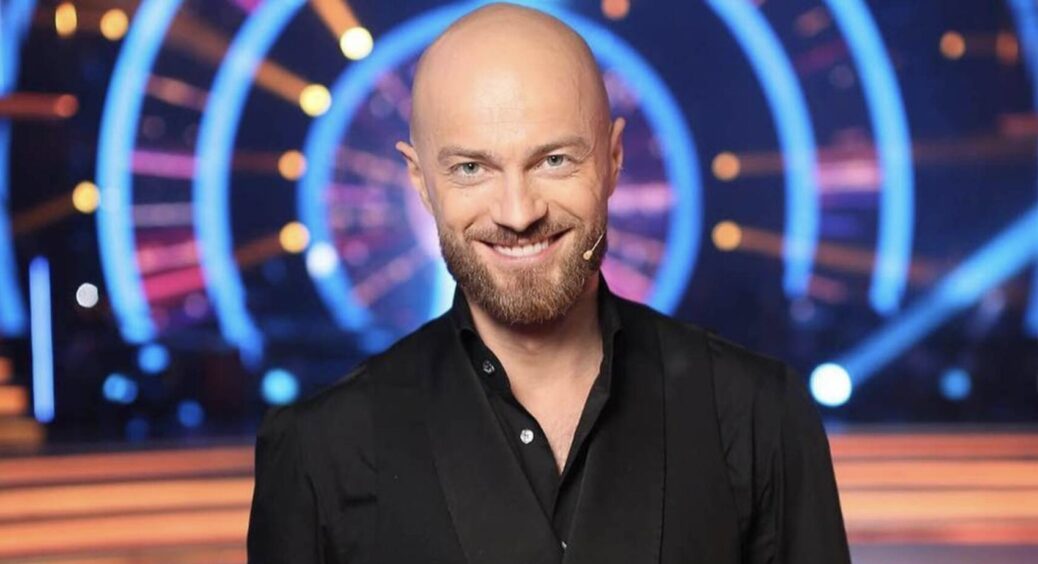 41-річний Влад Яма розмістився з речами біля гаража і вразив виглядом: життя в США заграло іншими фарбами 