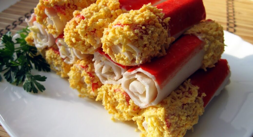 Новорічна закуска замість звичайних тарталеток: готується з крабових паличок, плавленого сиру та огірка 