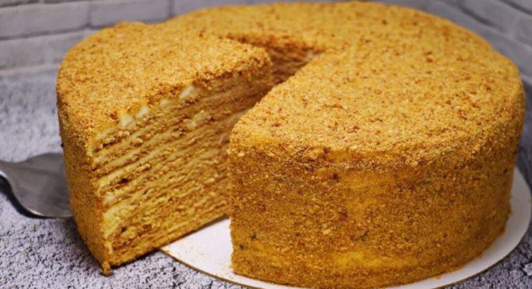 Дуже простий медовик, який готується швидко і без зайвих зусиль: цей рецепт стане у вас найулюбленішим 