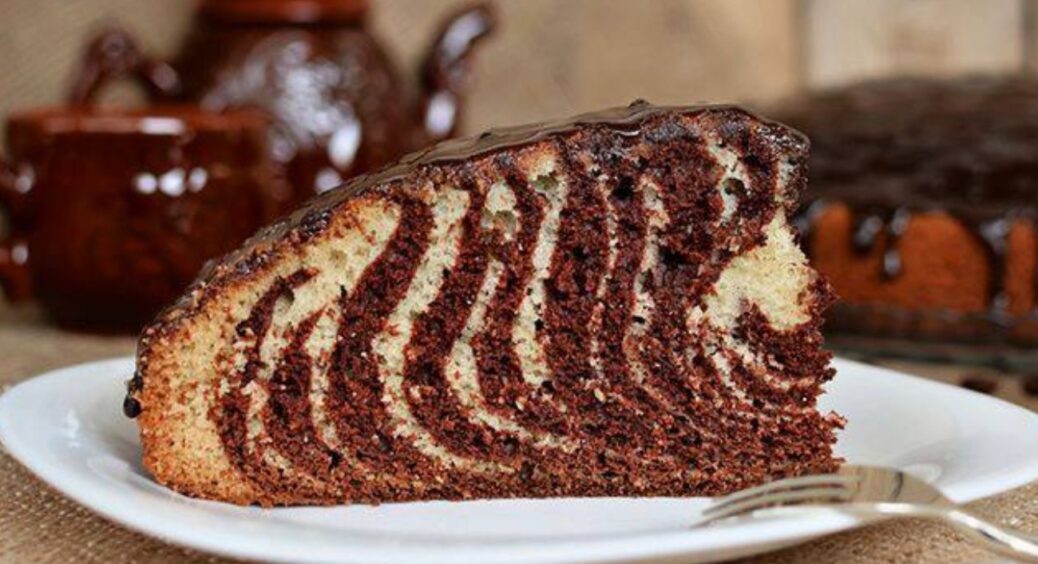 Рецепт незвичного пирога “Зебра”: десерт, який гарантовано стане радістю для дітей та онуків 