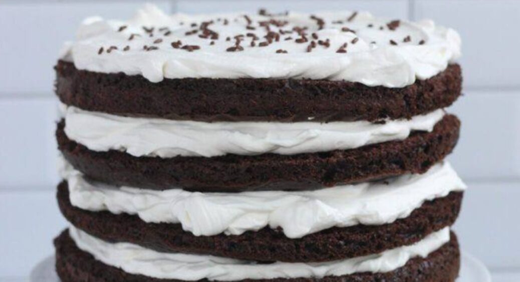 Рецепт шоколадного торта зі сметанковим кремом: нереальна смакота, яку можна легко приготувати вдома 
