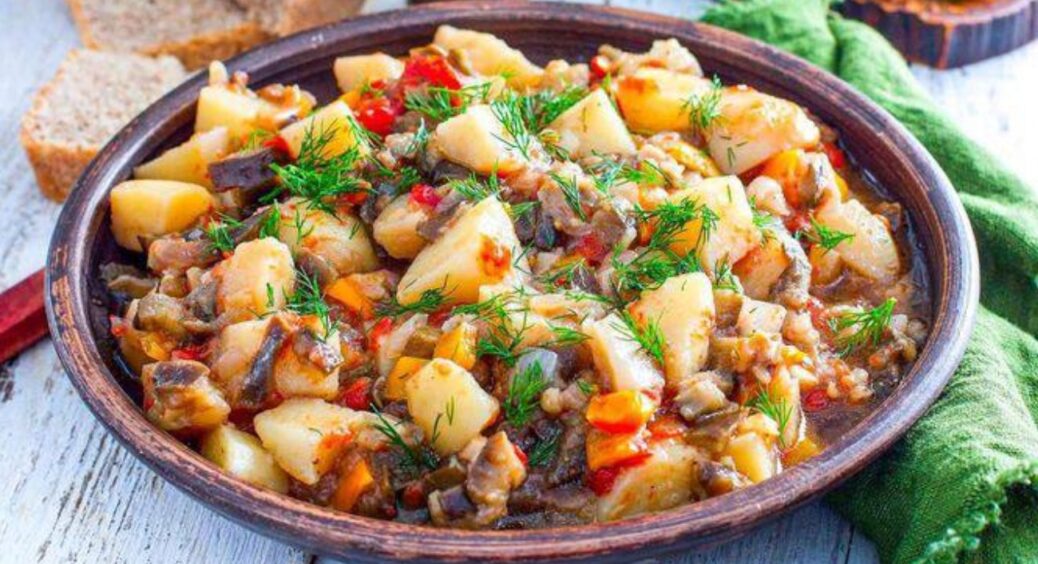 Рецепт овочевого рагу з куркою: простий варіант вечері, що урізноманітнить раціон та потішить всю родину 