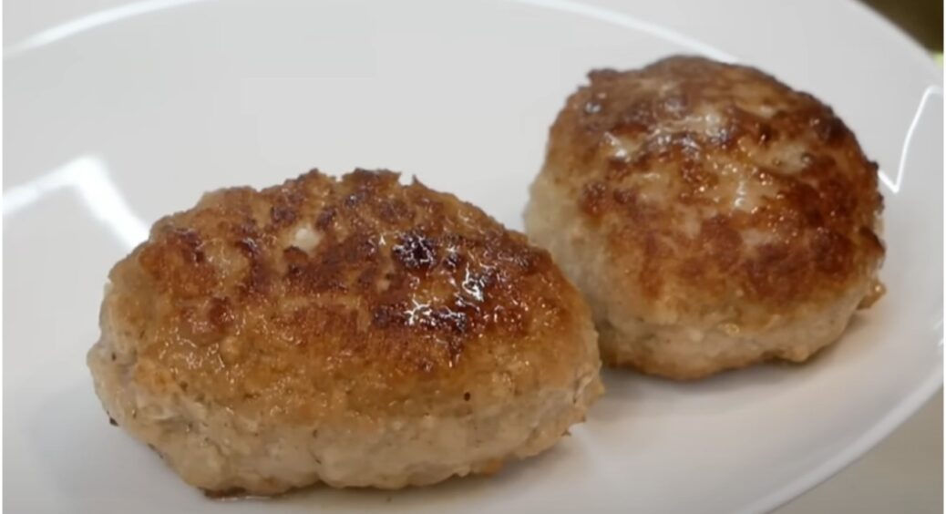 Що додати у фарш для котлет, щоб вони були соковитими і не резиновими: лише один секретний інгредієнт 