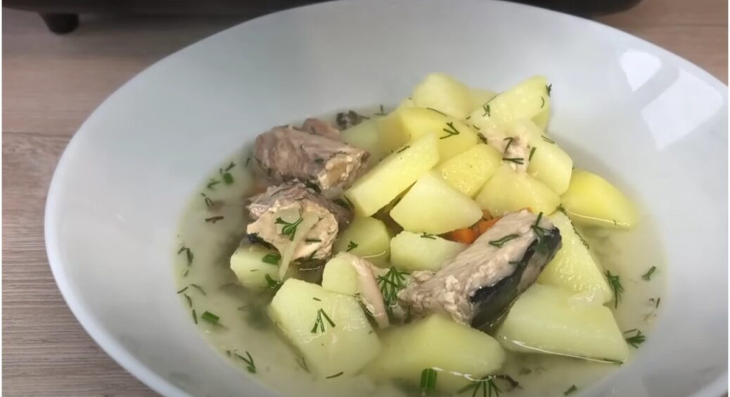 Беру скумбрію в банці – готую смачний суп за 30 хвилин: сім’я готова їсти його ледь не щодня 