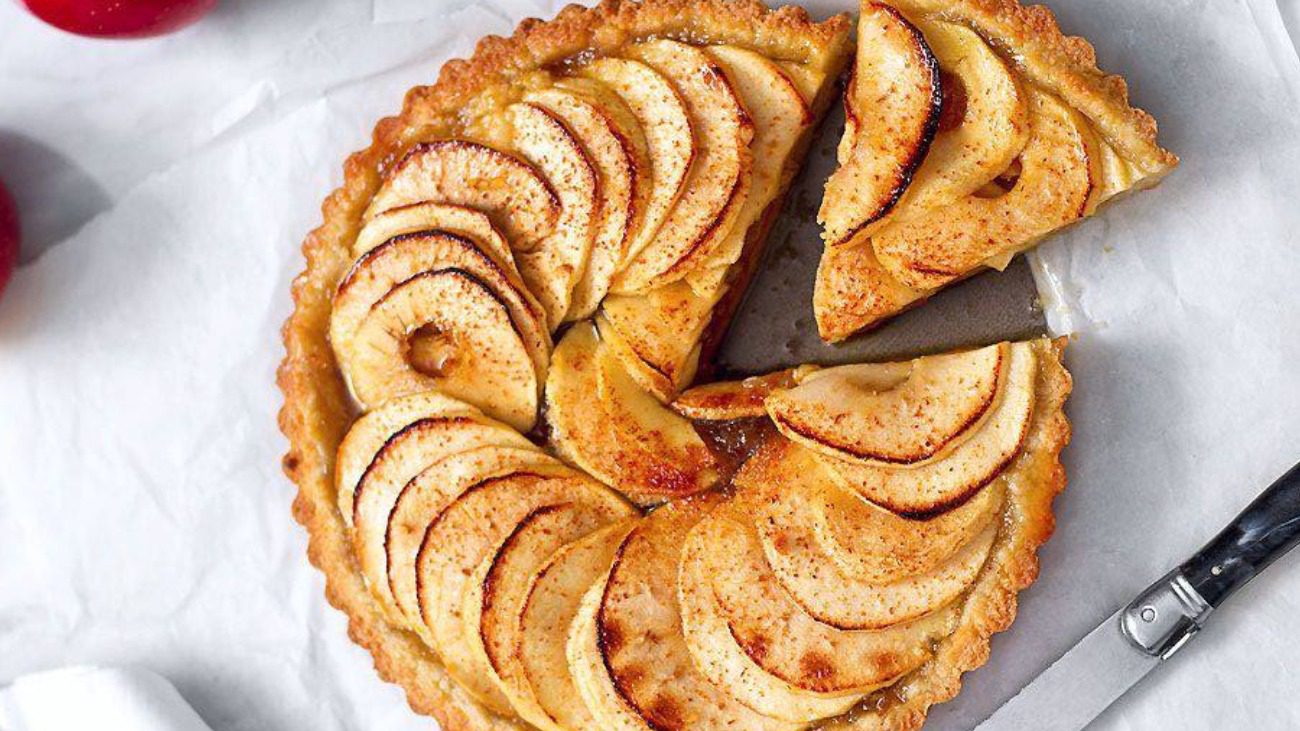 Рецепт яблучної шарлотки з бісквітного тіста: смакота для всієї родини