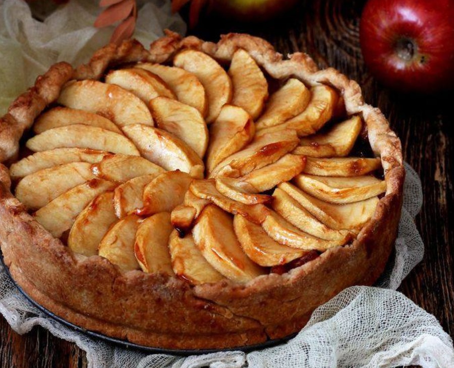 Рецепт яблучної шарлотки з бісквітного тіста: смакота для всієї родини