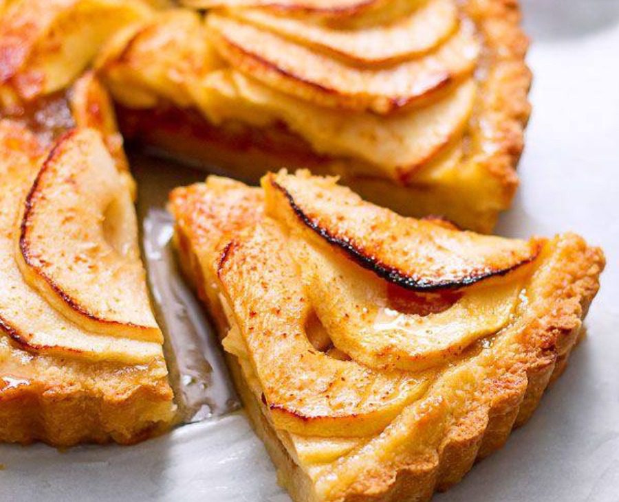 Рецепт яблучної шарлотки з бісквітного тіста: смакота для всієї родини