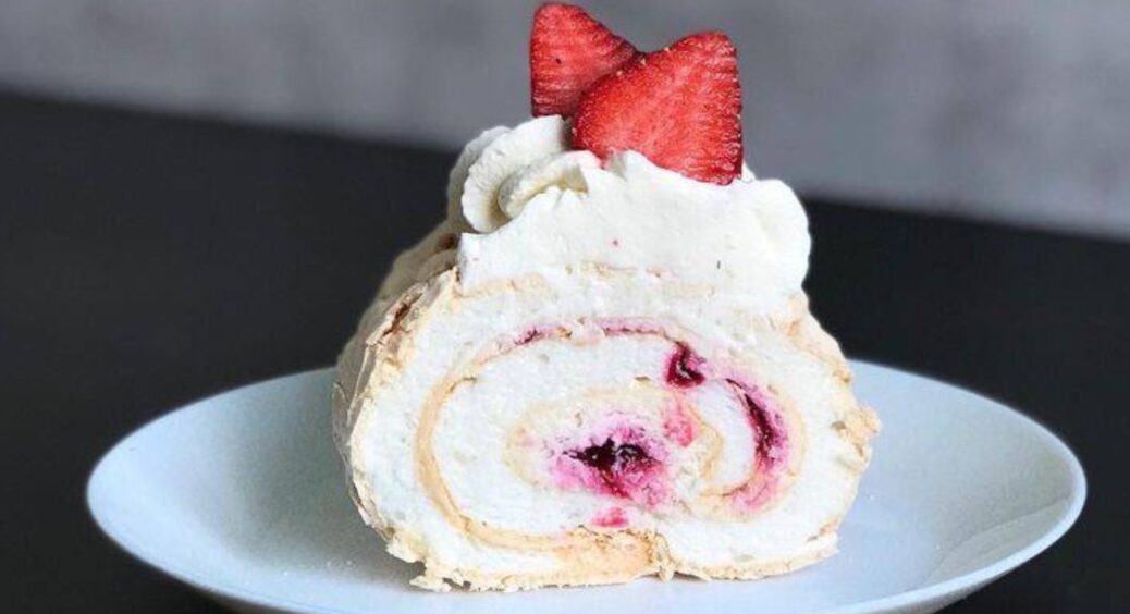 Рецепт сирних рулетів з джемом і кокосовою стружкою: міні-десерт, що чудово підійде для чаювання 