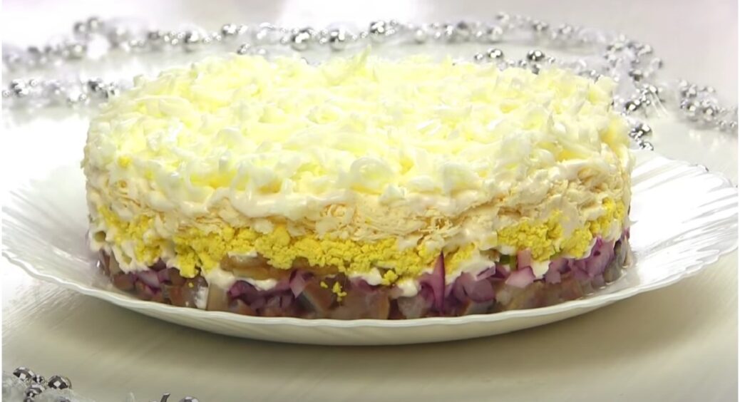 “Шуба” залишилася в минулому: популярному салату поміняли назву – тепер “Оселедець під снігом” 