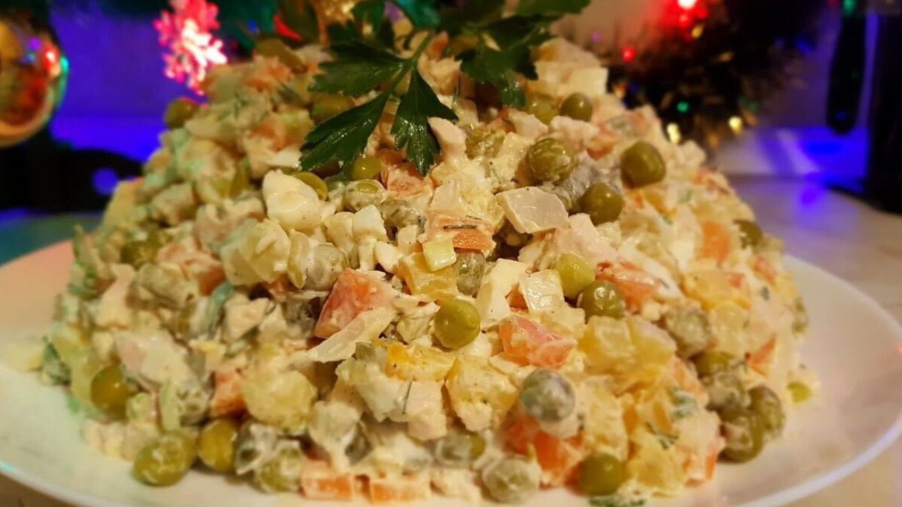 Новий рік вже близько: додайте нотку яскравості у традиційний салат Олівʼє 