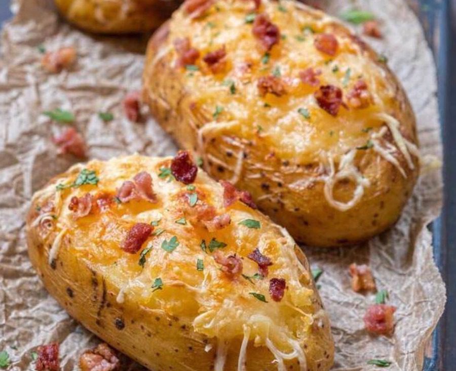 Рецепт запеченої картоплі з беконом та сиром: страва на вечерю