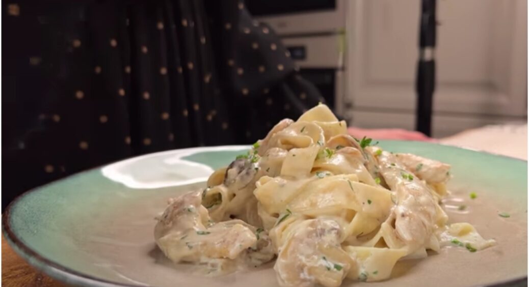 Ще один класний соус до макаронів та пасти: італійці вважали, що краще вже не придумаєш, а ми змогли 