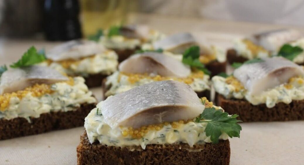 Проста закуска за лічені хвилини: робимо бутерброди з оселедцем та смачною основою – і ніяких зайвих витрат 