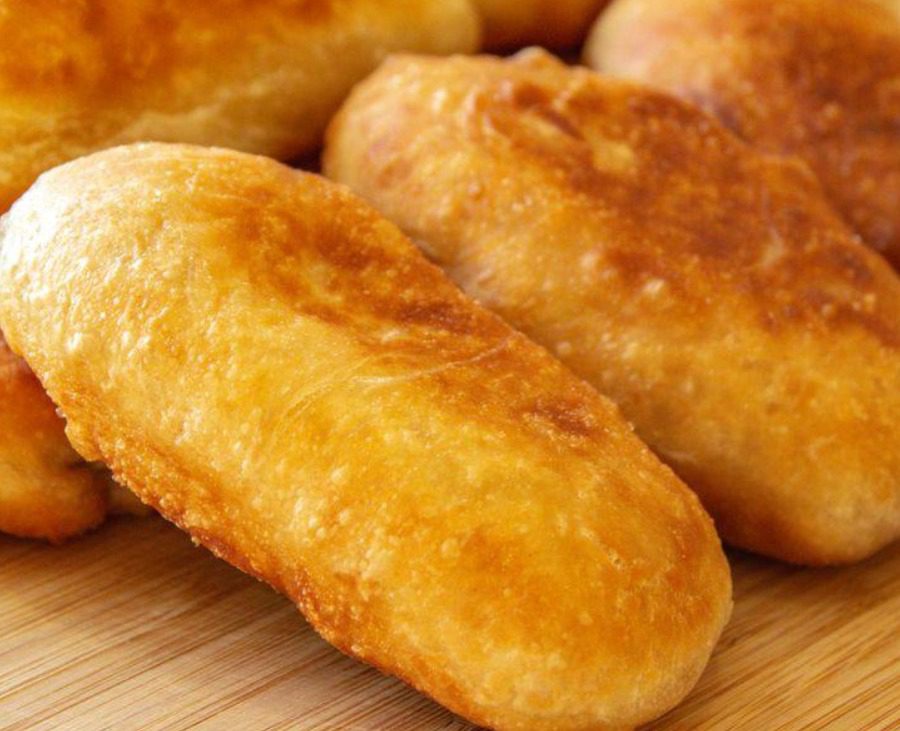 Рецепт пиріжків з сиром та зеленню: ніжний та легкий перекус на кожен день