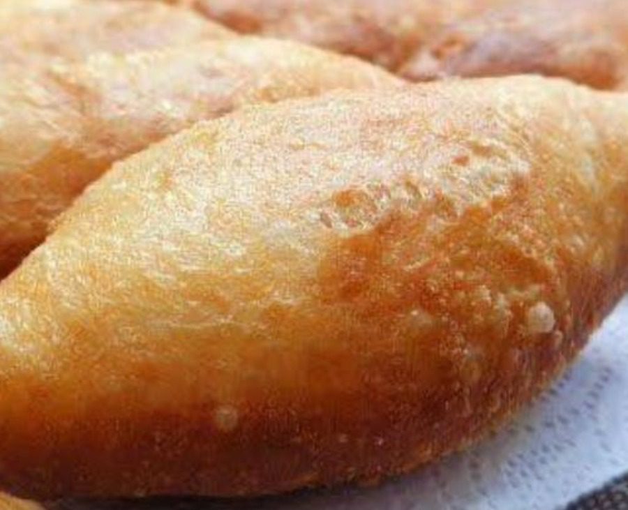 Рецепт пиріжків з сиром та зеленню: ніжний та легкий перекус на кожен день