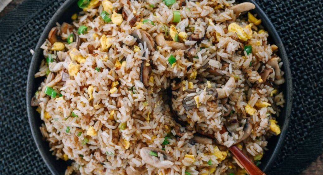 Приготуйте ідеальну вечерю, що урізноманітнить ваш раціон: рис з м’ясом та грибами за особливим рецептом 