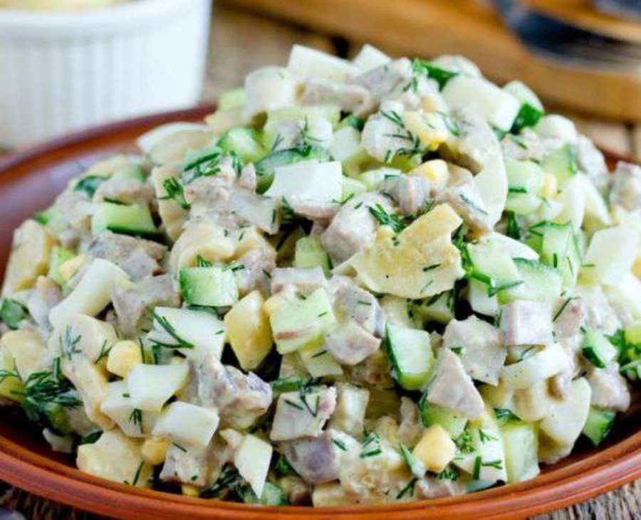 Найкращий рецепт трендового овочевого салату з куркою та грибами