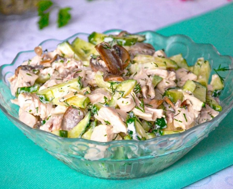 Найкращий рецепт трендового овочевого салату з куркою та грибами