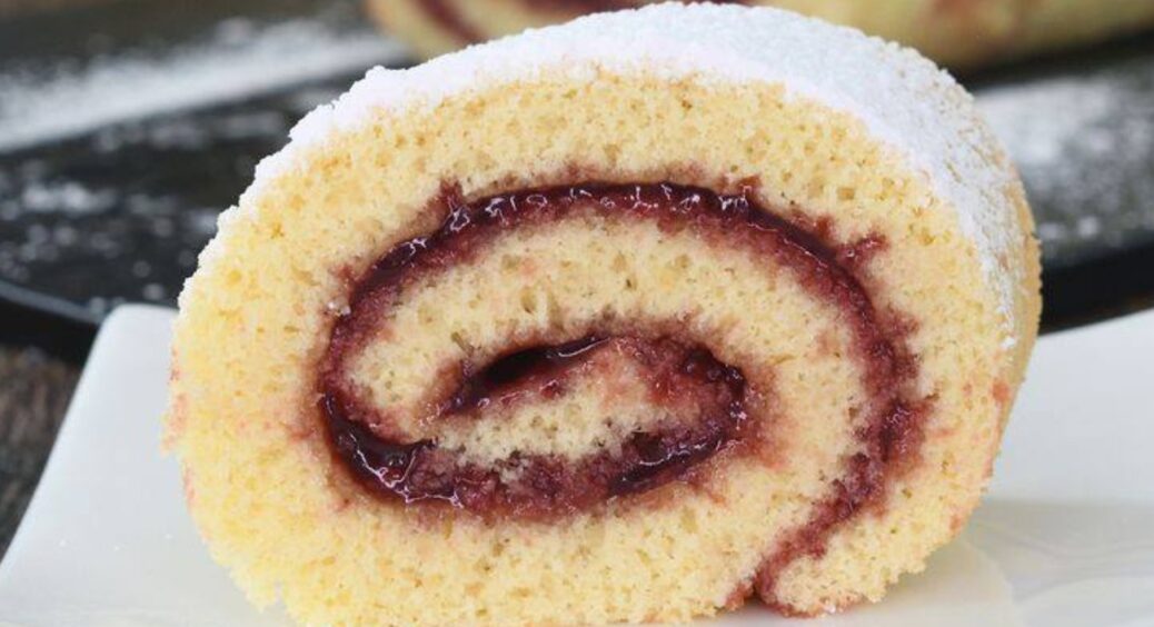 Рецепт бісквітного рулету з вишневим варенням: цей смаколик неодмінно стане вашим фаворитом 