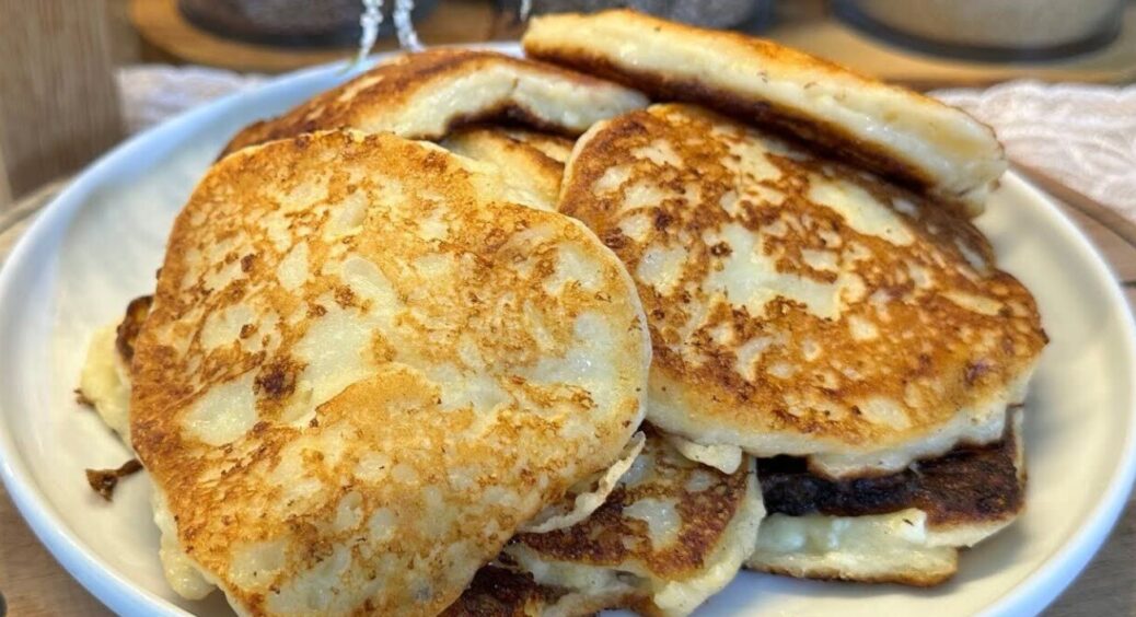 Дуже смачний та швидкий сніданок: готуємо прості бананово-сирні оладки, які діти просто обожнюють 