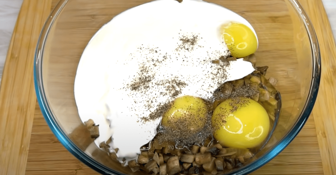 Простий рецепт приготування ніжного пирога з грибами