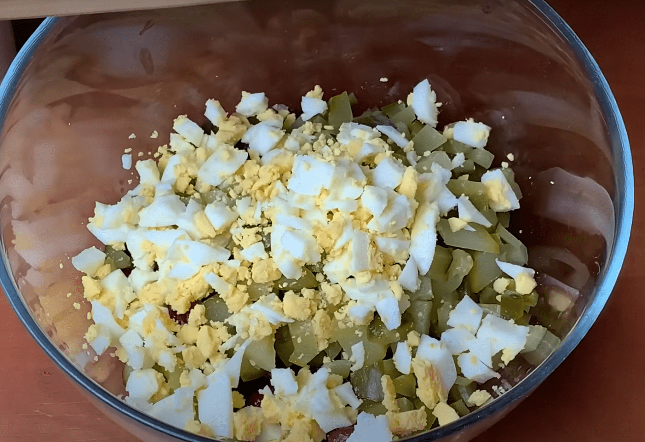 Рецепт приготування святкового салату з квасолею