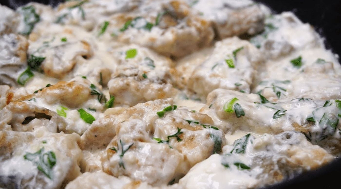 Простий рецепт приготування тушкованого минтая у сметані