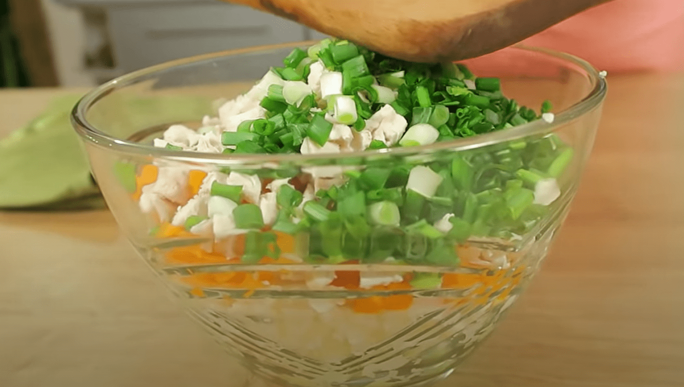 Простий рецепт приготування дієтичного салату Олів'є