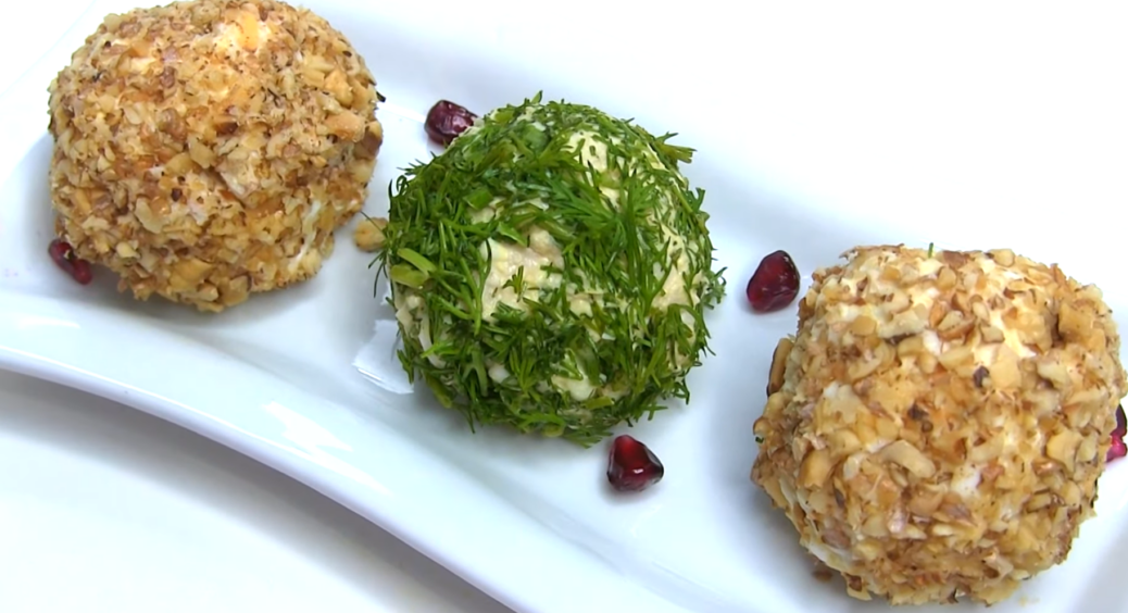 Святкова закуска “Сирні кульки” з куркою та горіхами: смачна та естетична страва, що сподобається гостям 