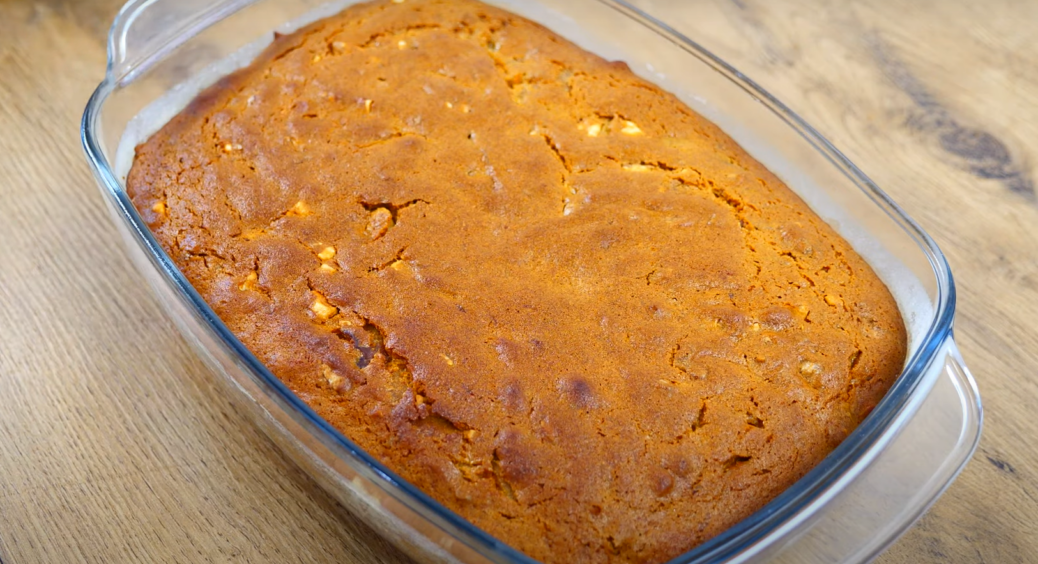 Неймовірно смачний пиріг на мінералці: ніжна випічка з простих інгредієнтів, що потішить вашу родину 