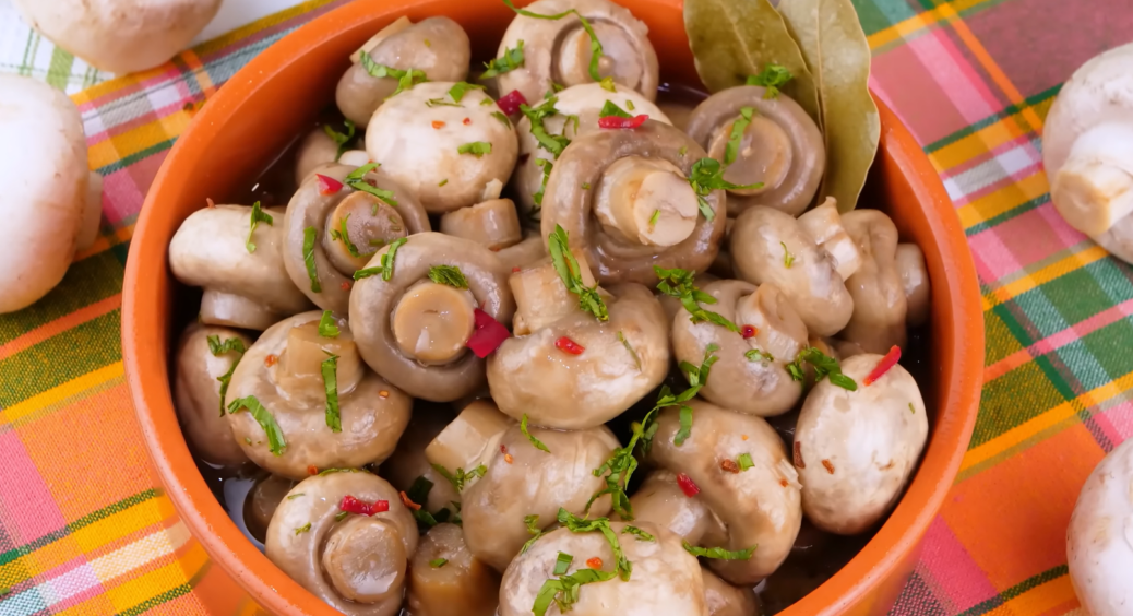 Сьогодні готуємо, а вже завтра смакуємо: рецепт хрумких та ароматних маринованих печериць до Нового року 