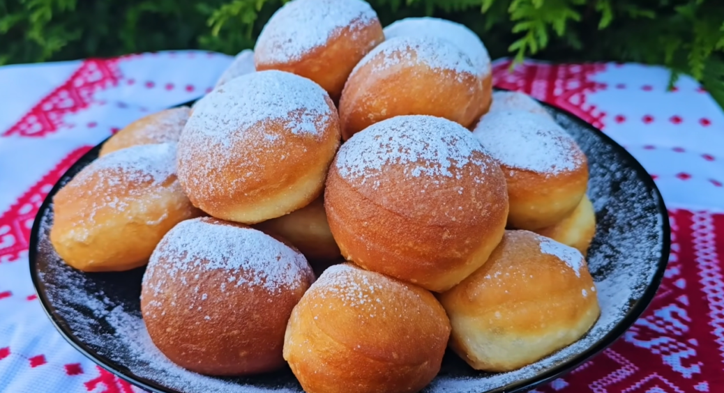Солодкі та рум’яні пампухи: рецепт традиційного символу доброту та достатку на святковому столі 