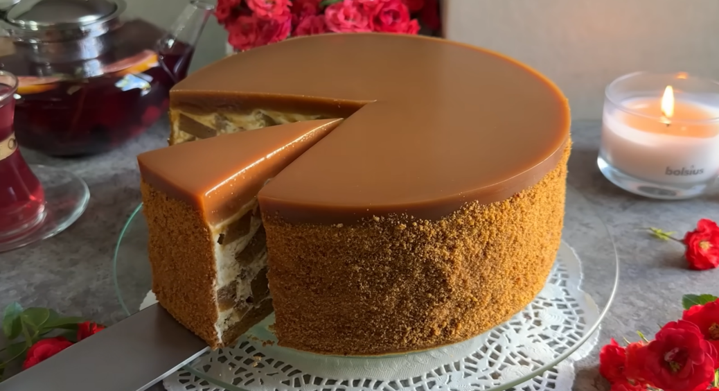 Десерт, що вразить не тільки бездоганним смаком, але й вишуканим виглядом: рецепт медовика з рідкого тіста 