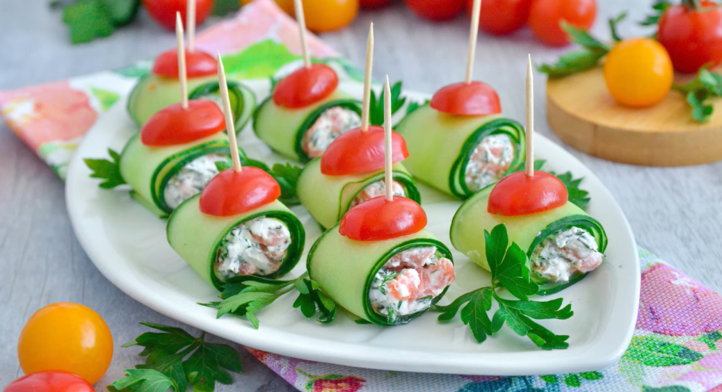 Закуска для свята Зеленого Дракона: простий рецепт рулетиків з огірків та риби для новорічного столу 