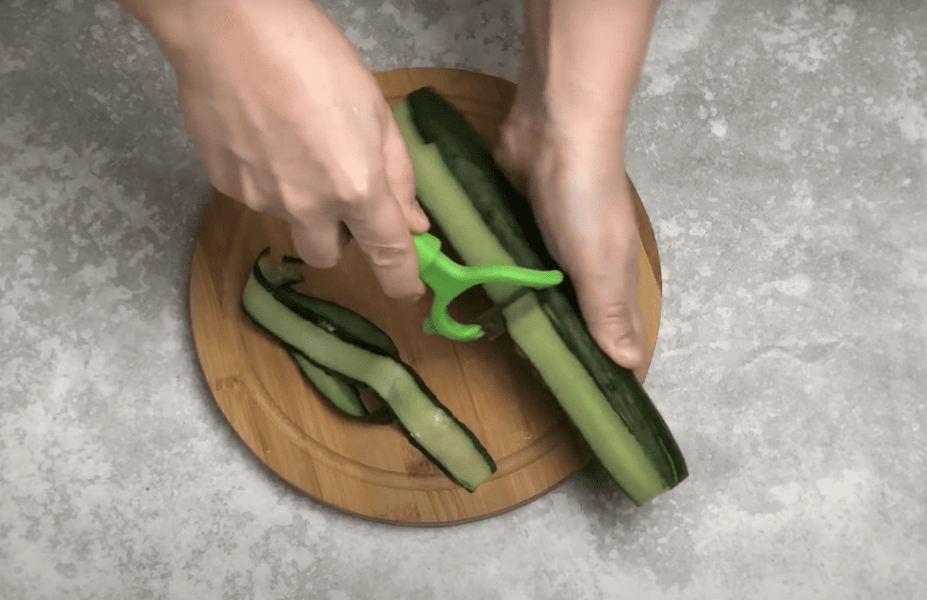 Рецепт приготування святкових рулетиків з огірків та риби