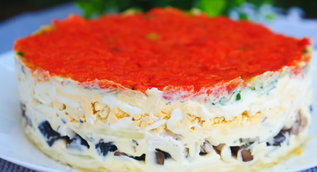 Апетитний та неймовірно смачний салат “Новорічна іграшка”: страва, що займе місце в центрі святкового столу 