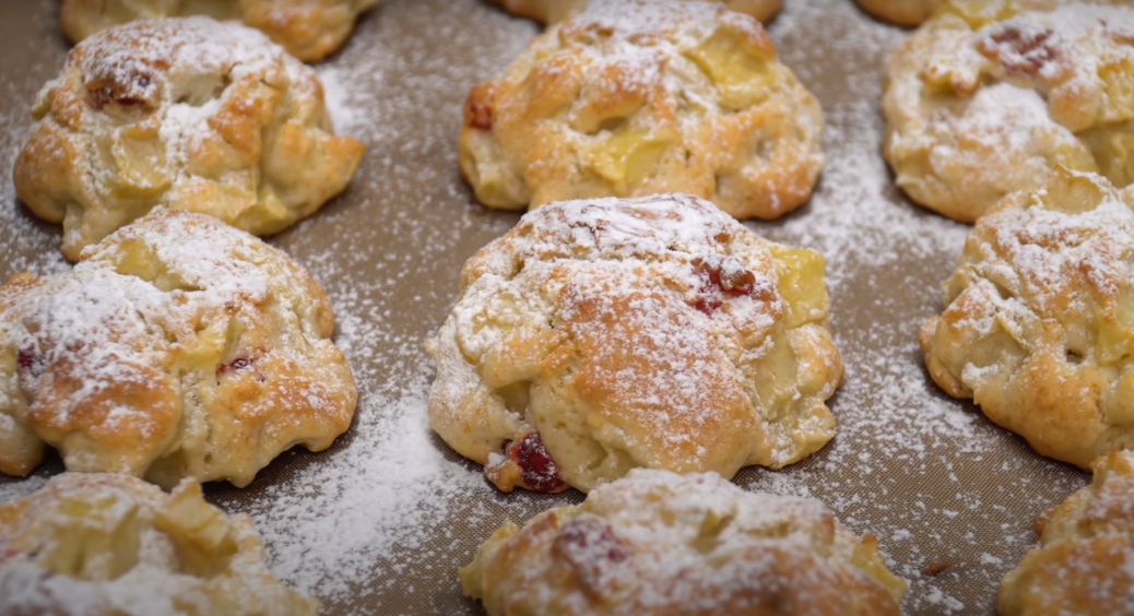 Домашня випічка, що підкорює серця вибагливих ласунів: дуже ніжне та м’якеньке яблучне печиво на швидку руку 