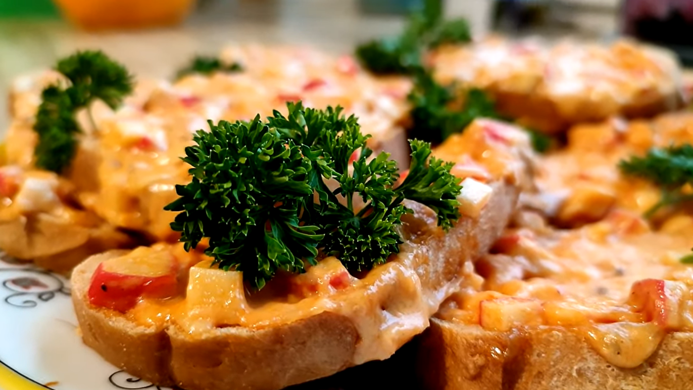 Рецепт приготування гарячих бутербродів з крабовими паличками