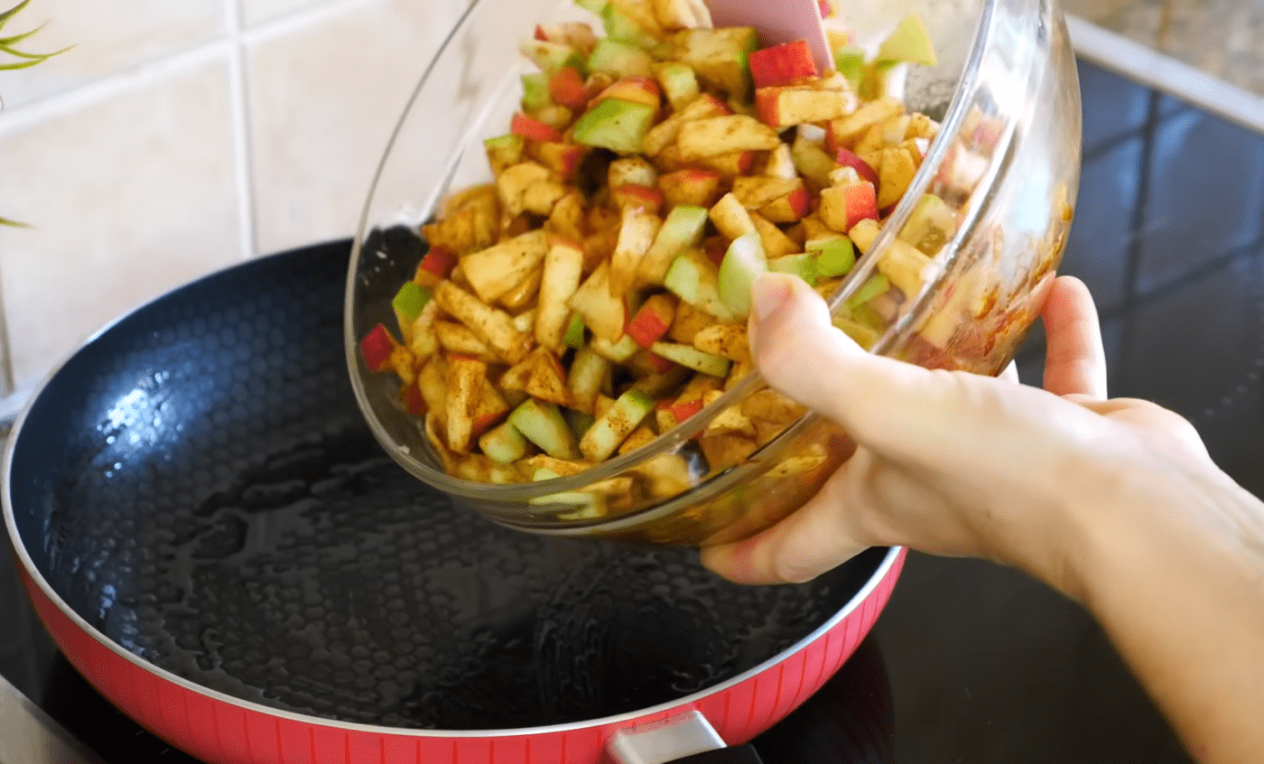 Рецепт приготування бісквітного яблучного рулету
