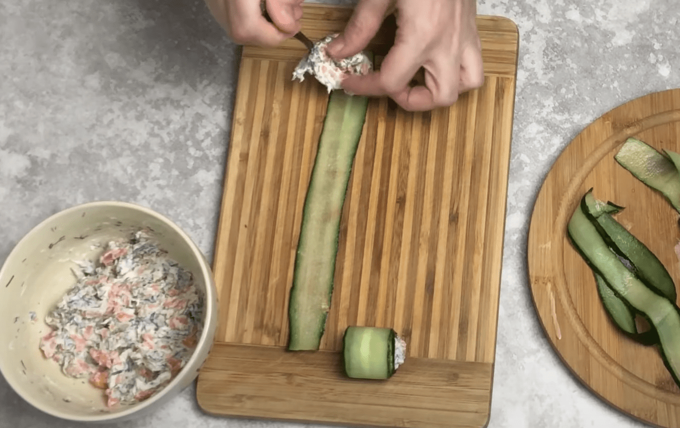Рецепт приготування святкових рулетиків з огірків та риби
