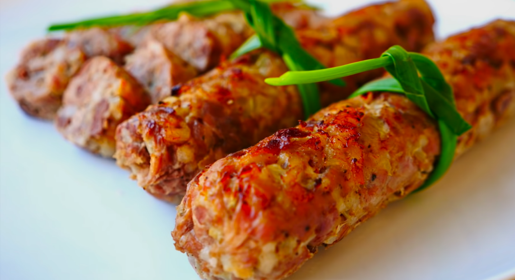 Рідні в захваті від страви, а я радію, що не потрібно стояти коло плити: рецепт запечених ковбасок з фаршем 