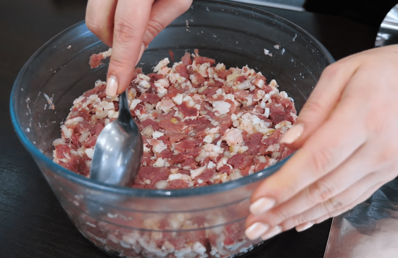 Рецепт приготування запечених у духовці ковбасок з фаршу