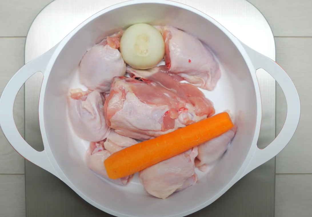 Простий рецепт курячого бульйону з домашньою локшиною