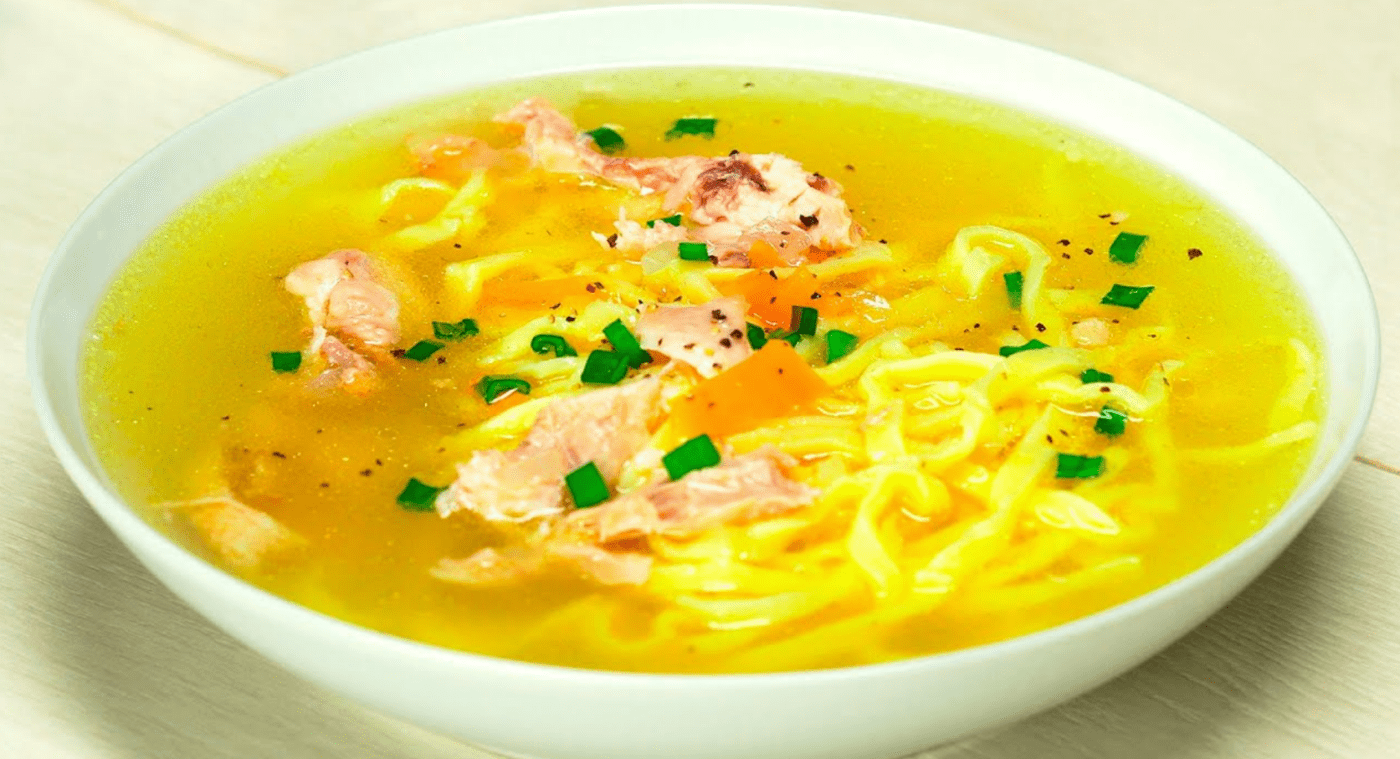 Простий рецепт курячого бульйону з домашньою локшиною