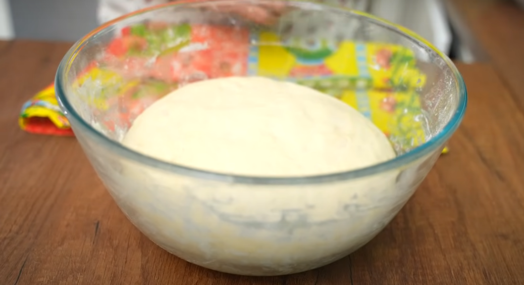 Підійде і для піци, і для пиріжків: рецепт універсального дріжджового тіста, яке росте прямо на очах 