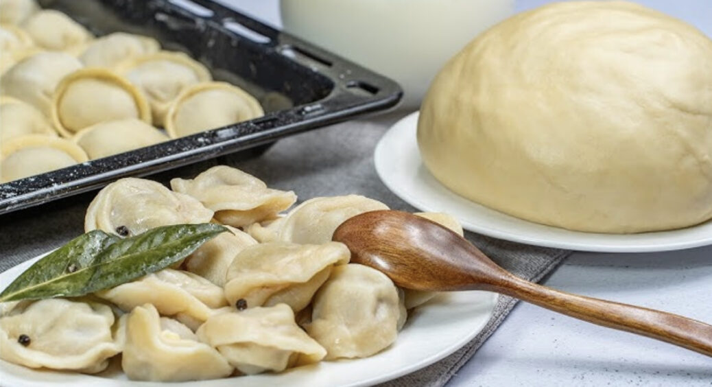 Додайте це до борошна і пельмені будуть соковитими, а тісто не розвалиться: тануть у роті 