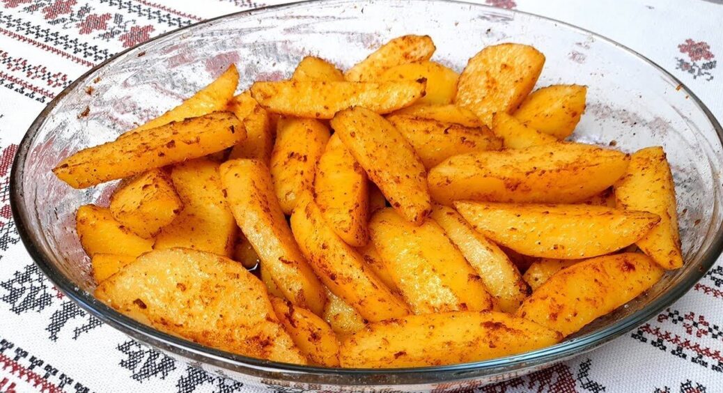 Ніжна, але хрустка картопля у вас вийде завдяки незвичайному рецепту: декілька хвилин на кухні і готово 