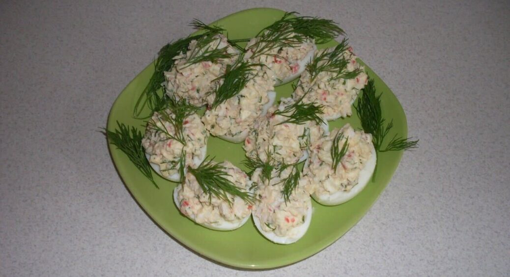 Таку закуску приготує кожен: рецепт фаршированих яєць з крабовими паличками, які стануть родзинками столу 
