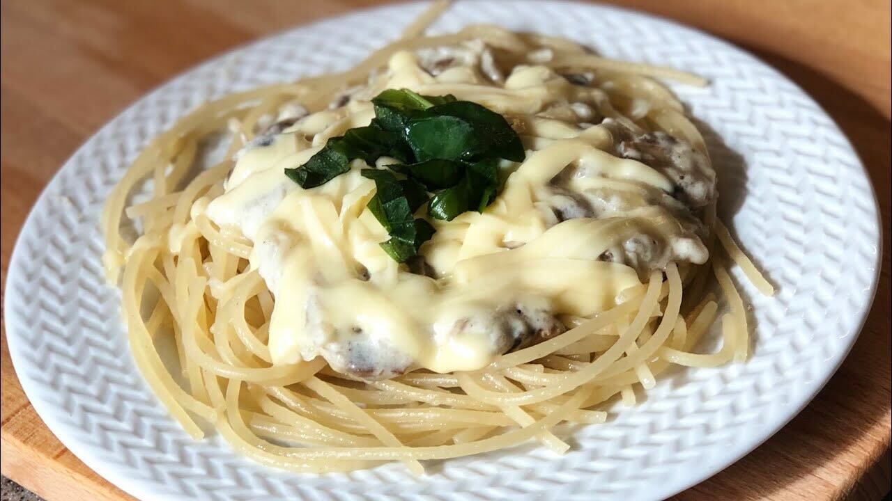 Рецепт спагеті з вершково-грибним соусом, який дуже легко готувати