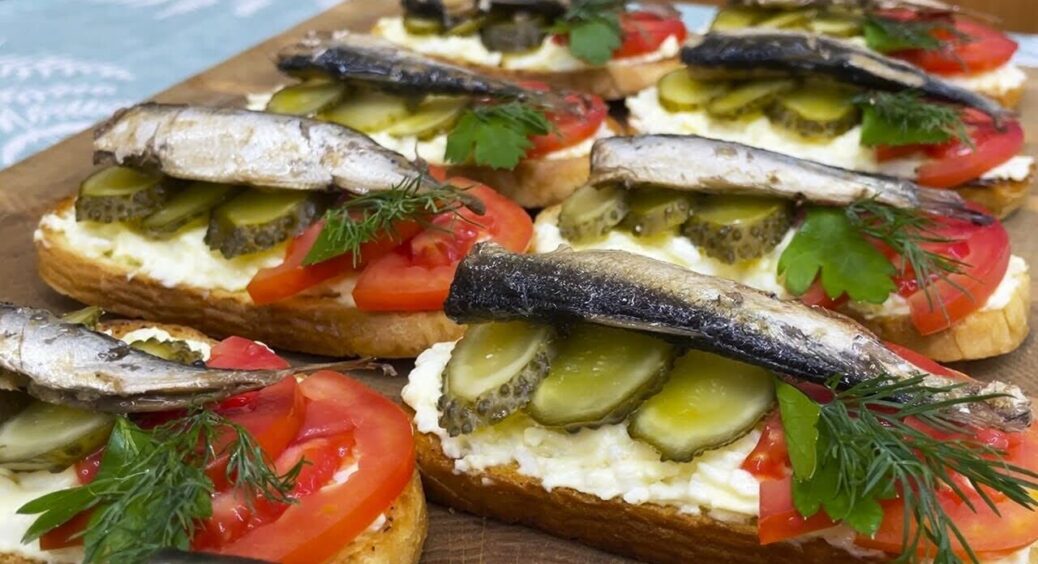 Святкові бутерброди зі шпротами: приготуйте закуску з намазкою, яка прекрасно доповнить новорічний стіл 